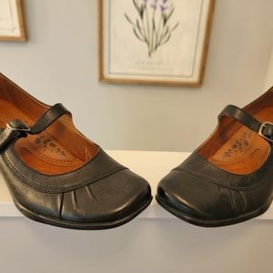 Black leather Mary Jane style shoes size 10 - Earth Spirit
